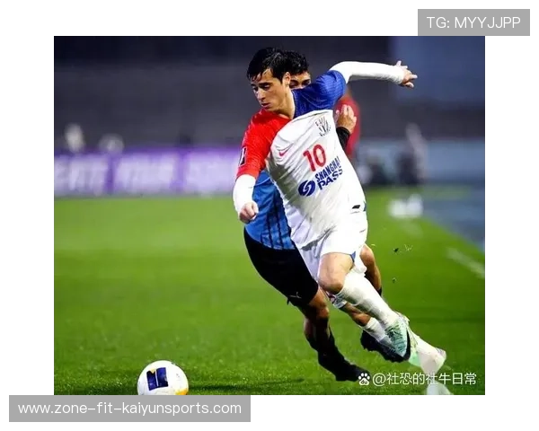 足球球星赛场偷笑瞬间展现轻松一面引发球迷热议